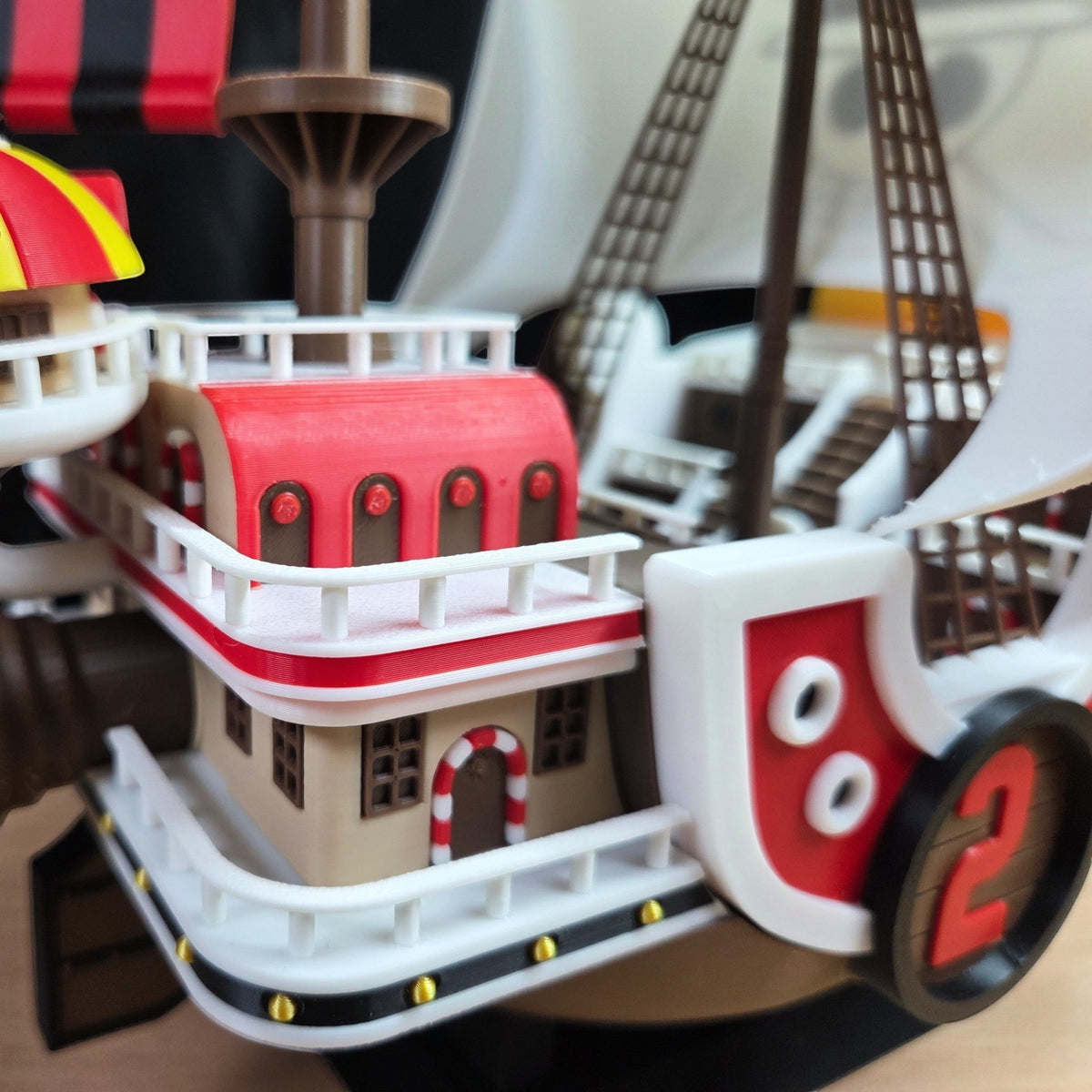 Magicland 3D One Piece Thousand Sunny gemi maketi, kırmızı, sarı ve beyaz renklerde, detaylı güvertesi ve yelkenleriyle.