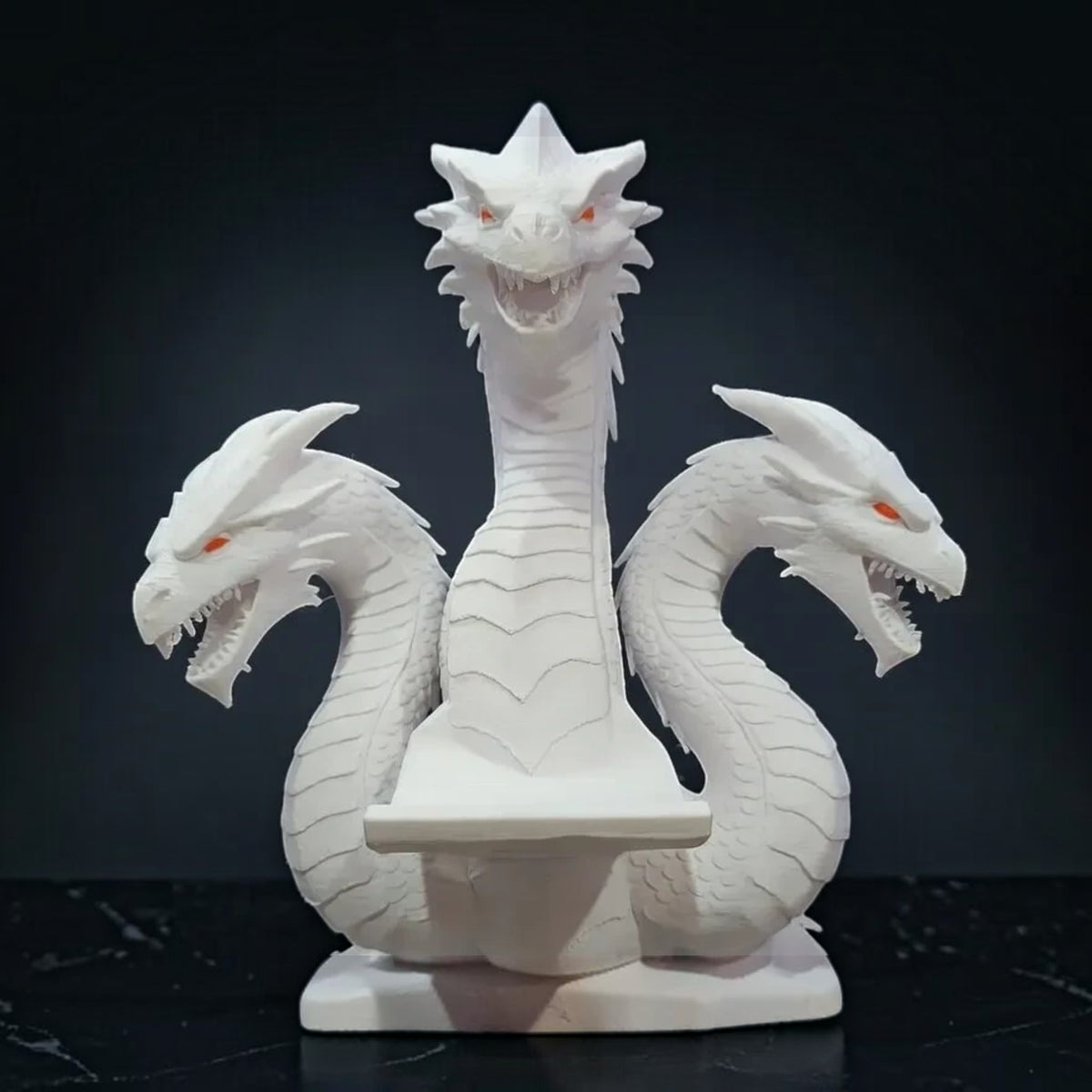 Magicland 3D üç başlı ejderha figürlü beyaz PLA oyun kolu standı, turuncu göz detaylı fantastik masaüstü aksesuarı