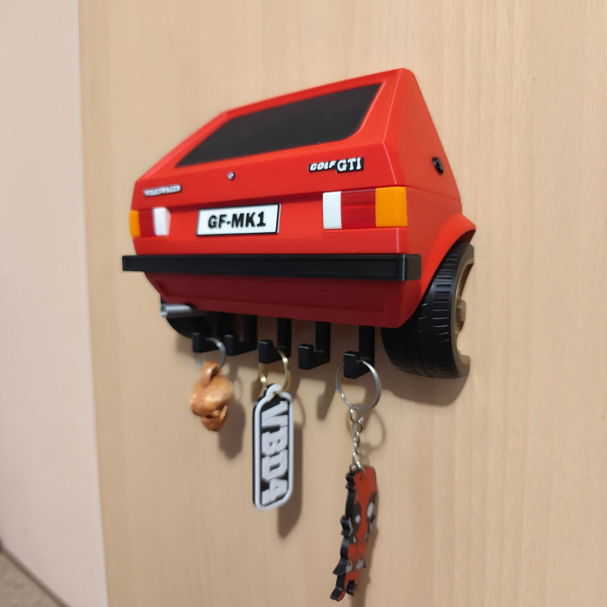Magicland 3D kırmızı Volkswagen Golf MK1 GTI tasarımlı, 5 kancalı duvara monte edilebilir dekoratif anahtarlık askısı