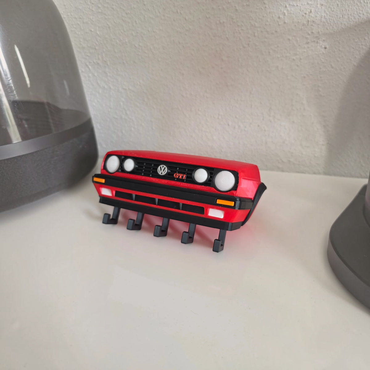 Magicland 3D tasarımı kırmızı Volkswagen Golf MK2 GTI görünümlü, 5 kancalı duvara monte edilebilir plastik anahtar askısı