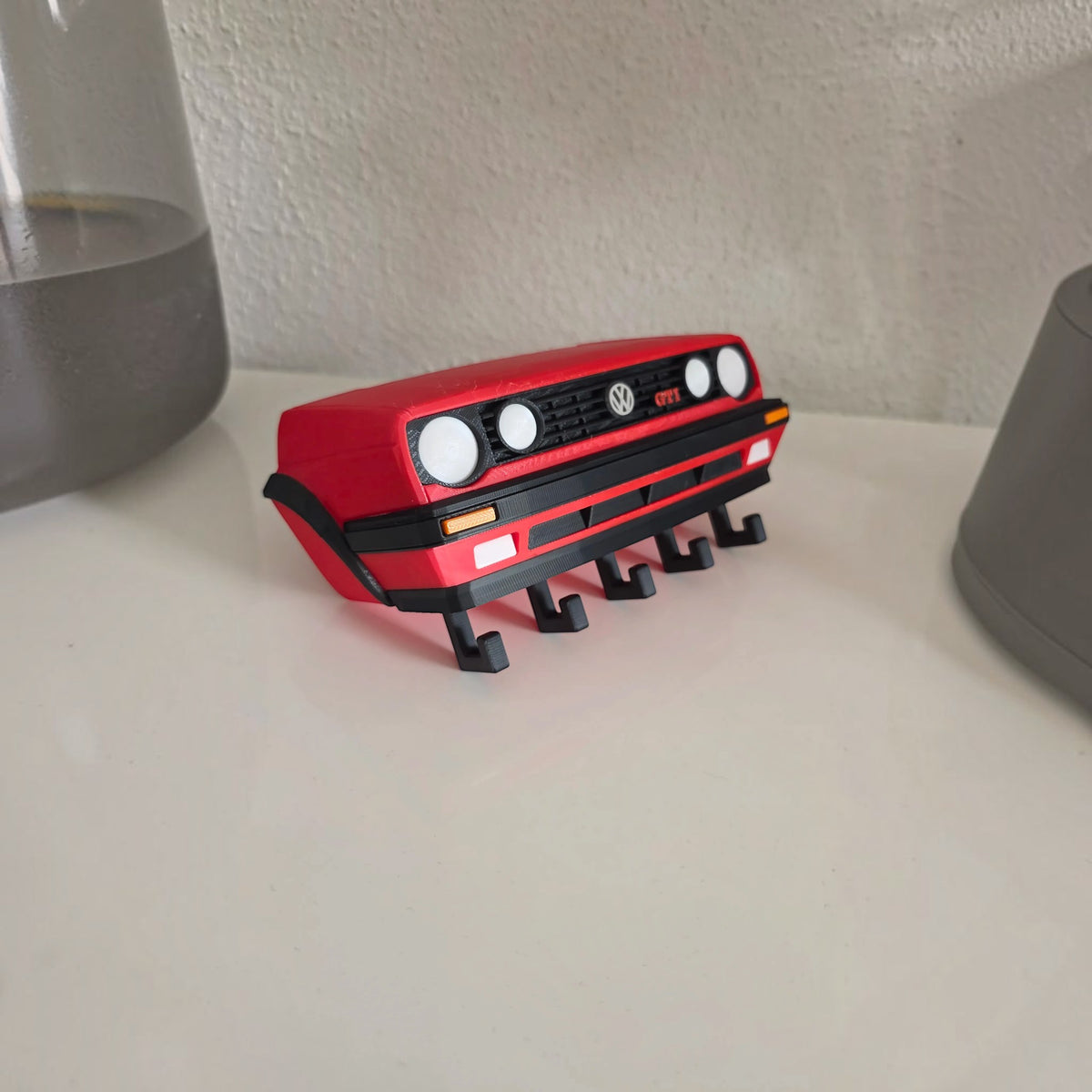 Magicland 3D tasarımı kırmızı Volkswagen Golf MK2 GTI görünümlü, 5 kancalı duvara monte edilebilir plastik anahtarlık