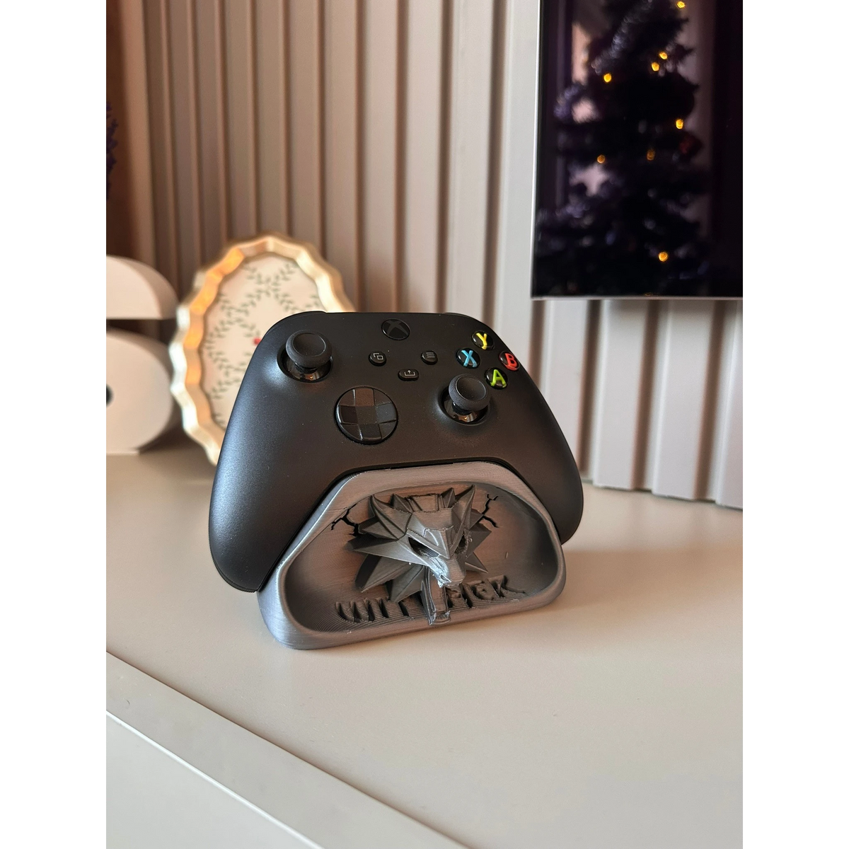 Magicland 3D Witcher temalı gri konsol tutucu stant, Xbox kontrolcüsü için tasarlanmıştır.
