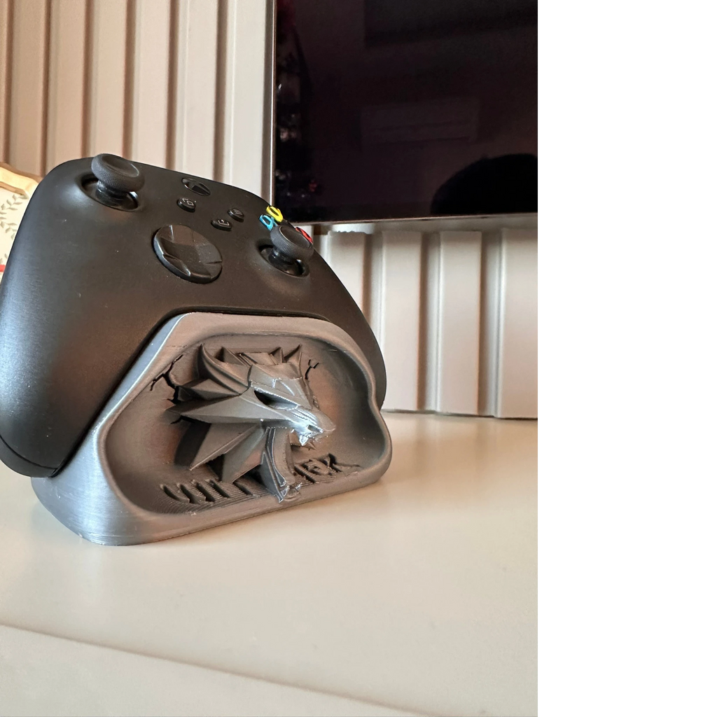 Magicland 3D Witcher temalı gri renkli oyun kolu tutucu stant, Xbox kontrolcüsü üzerinde duruyor.