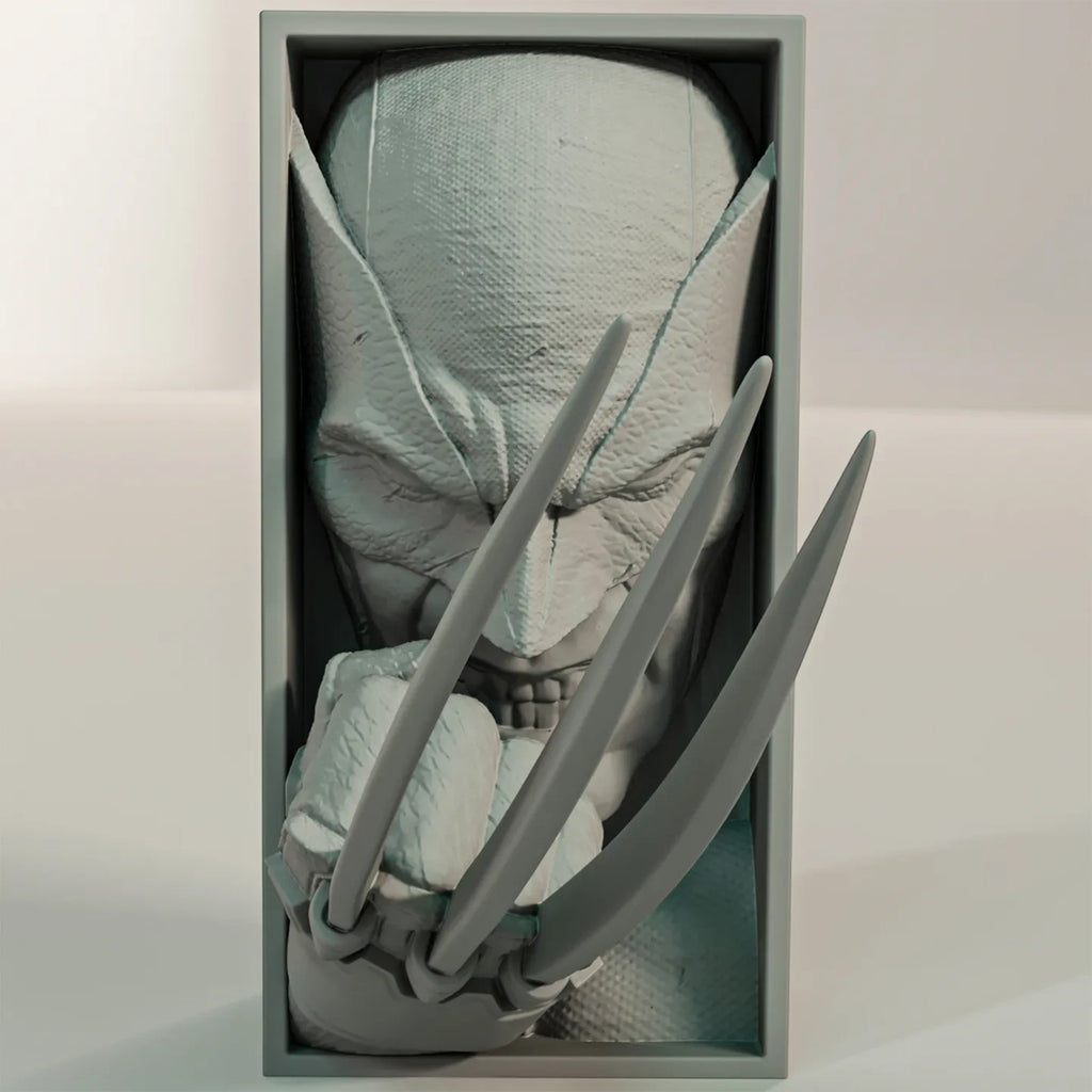 Magicland 3D Wolverine temalı, gri PLA malzemeden üretilmiş, üç bıçak detaylı dekoratif süper kahraman kitap tutucu.