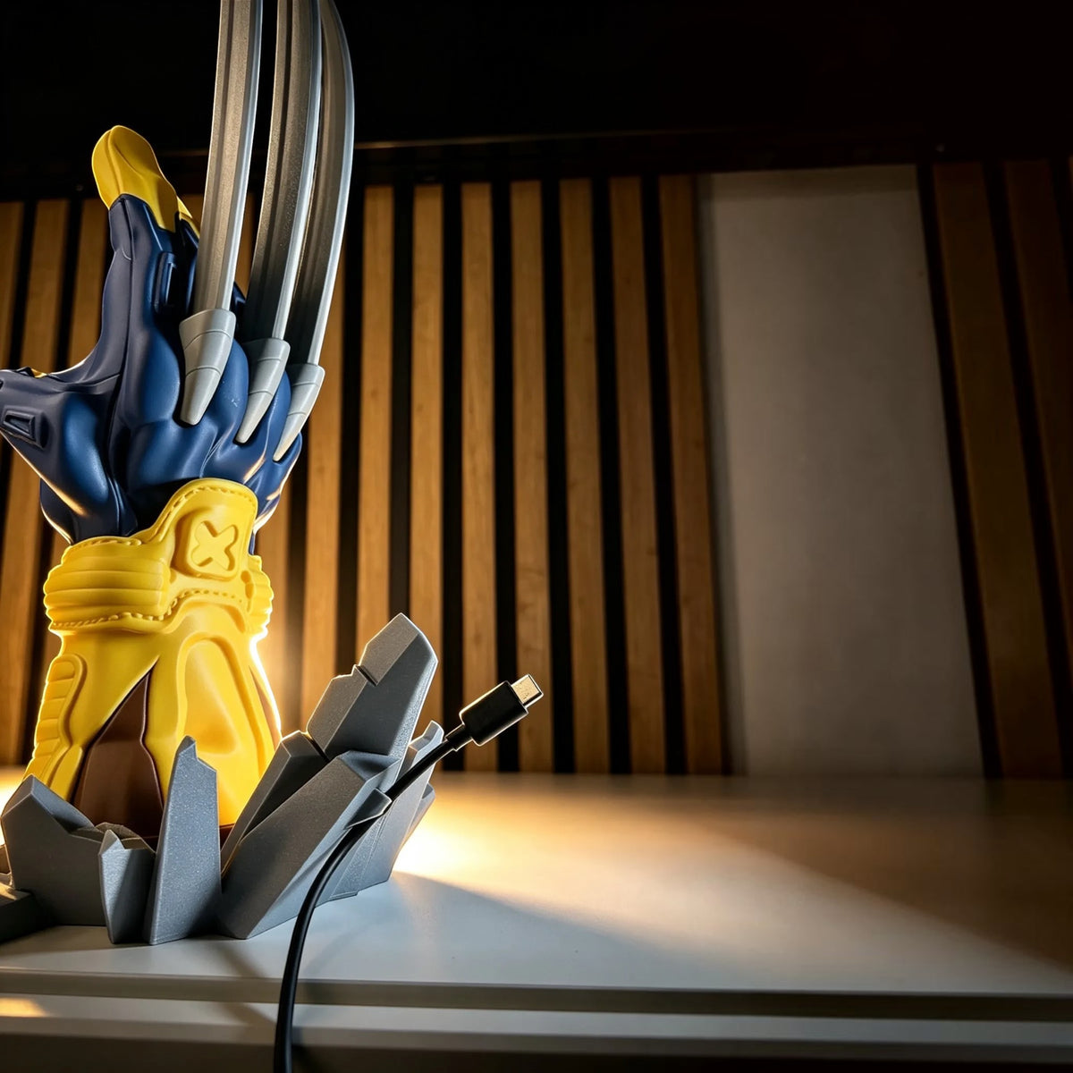 Magicland 3D Wolverine pençeli mavi sarı eldiven tasarımlı, kırık kaya kaideli dekoratif oyun kolu standı