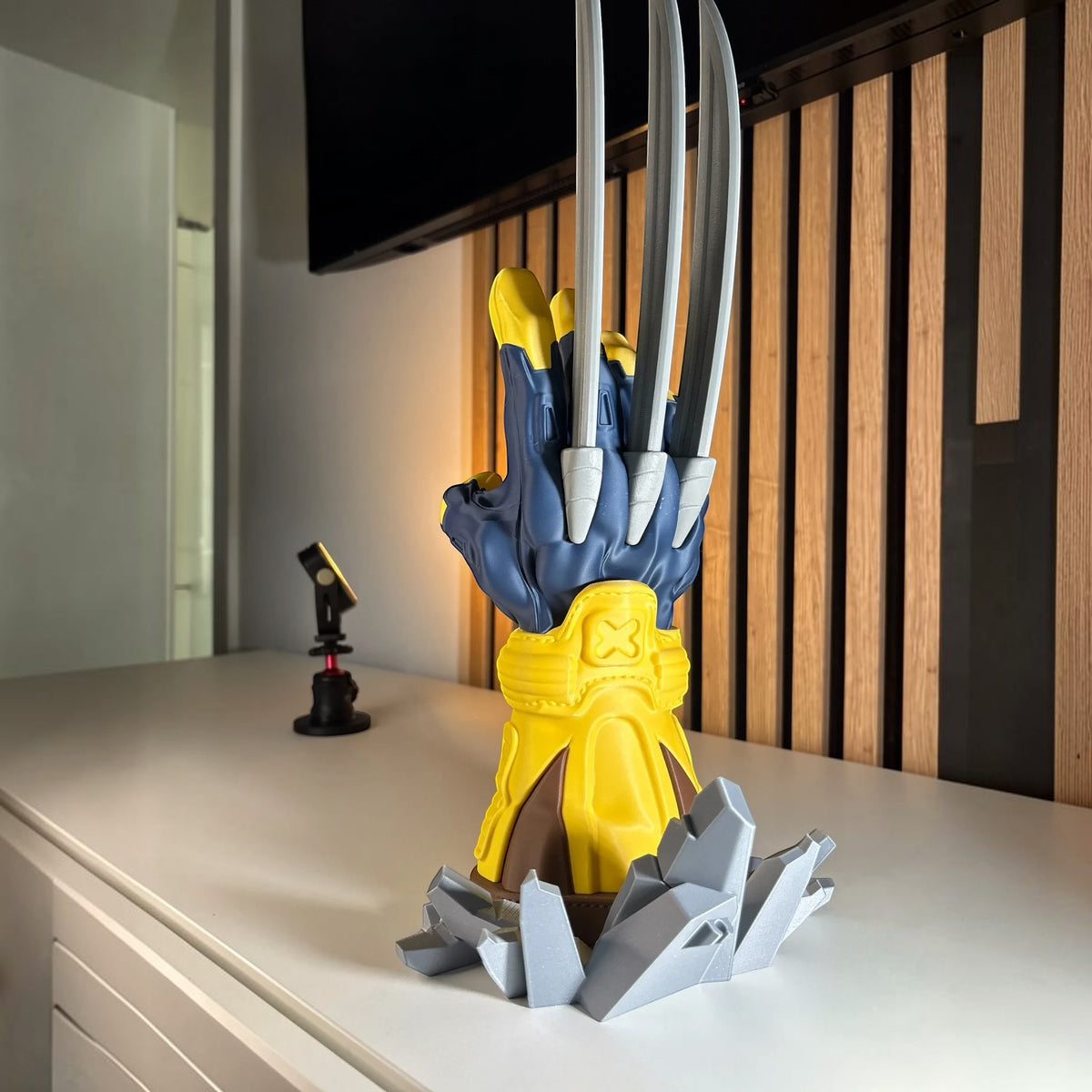 Magicland 3D tasarımı mavi sarı renkli Wolverine pençeli oyun kolu standı ve kırık kaya kaidesi