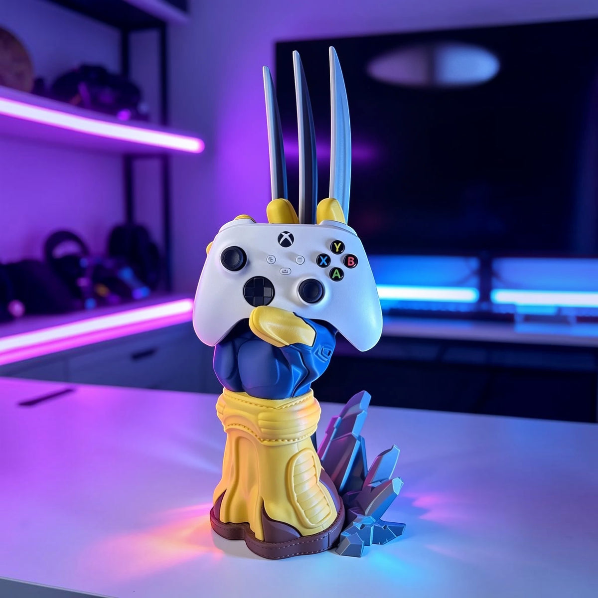 Magicland 3D Wolverine temalı, mavi-sarı eldivenli ve pençeli, Xbox kolu tutan 3D baskı oyun kumandası standı.