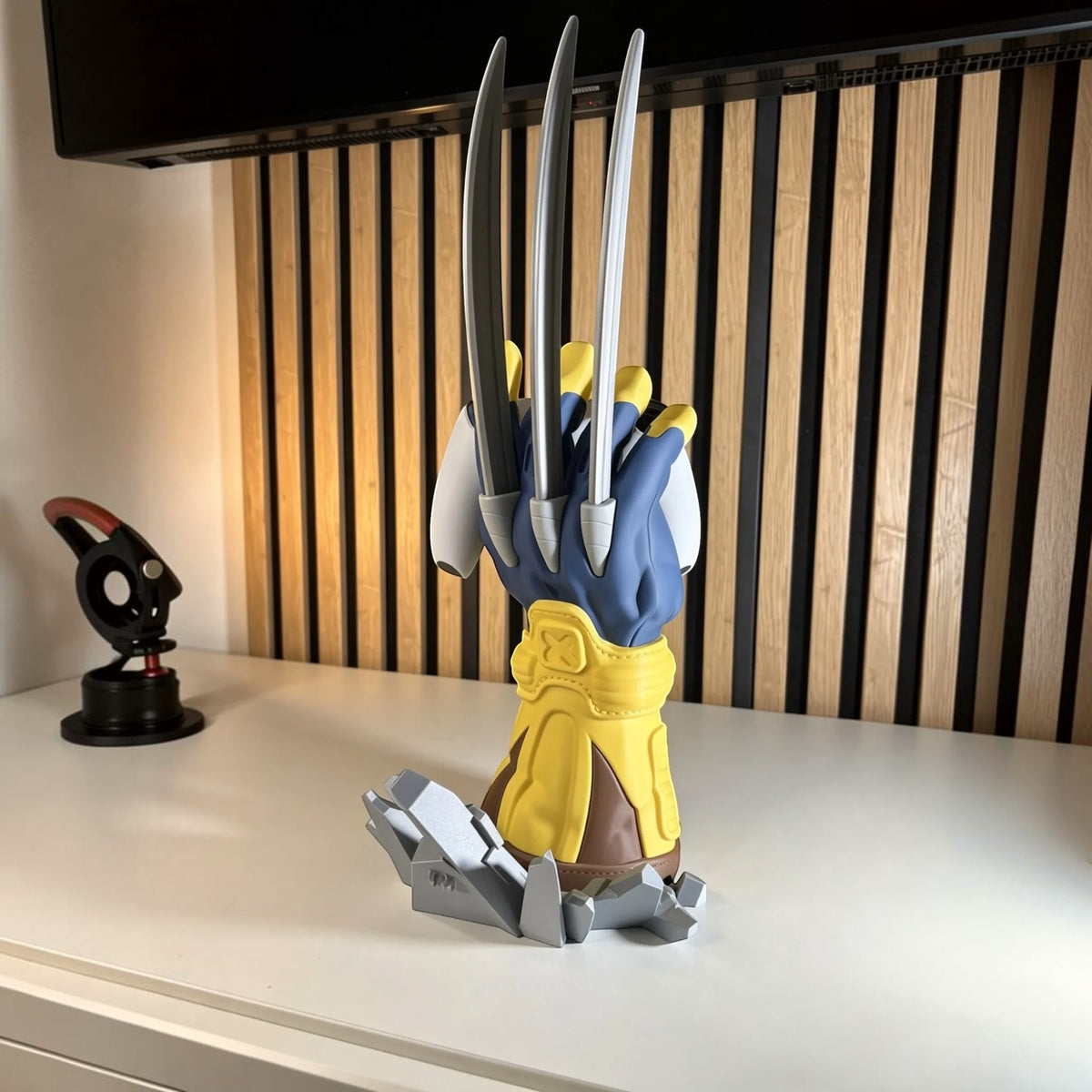 Magicland 3D Wolverine temalı mavi sarı eldivenli ve pençeli oyun kolu standı