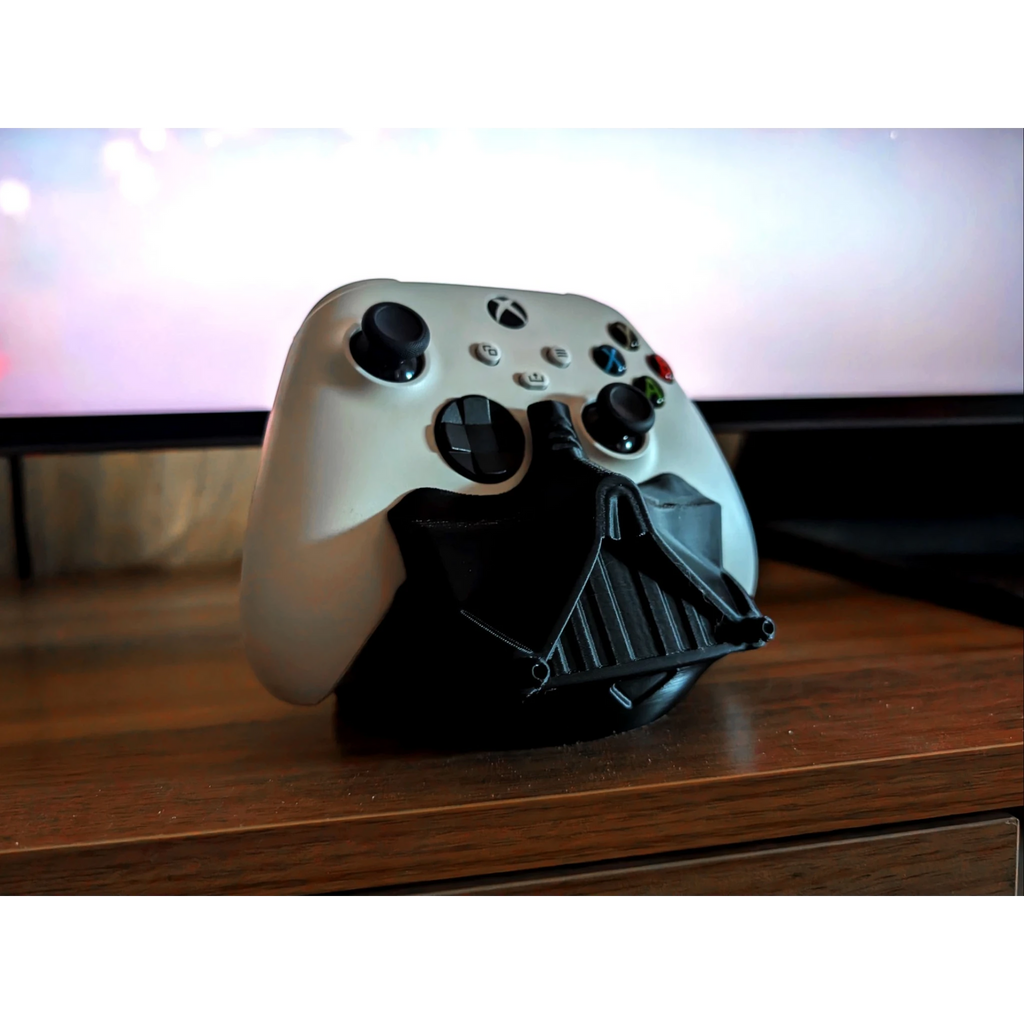 Magicland 3D Darth Vader temalı siyah standa yerleştirilmiş beyaz Xbox oyun kumandası