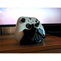 Magicland 3D Darth Vader temalı siyah standa yerleştirilmiş beyaz Xbox oyun kumandası