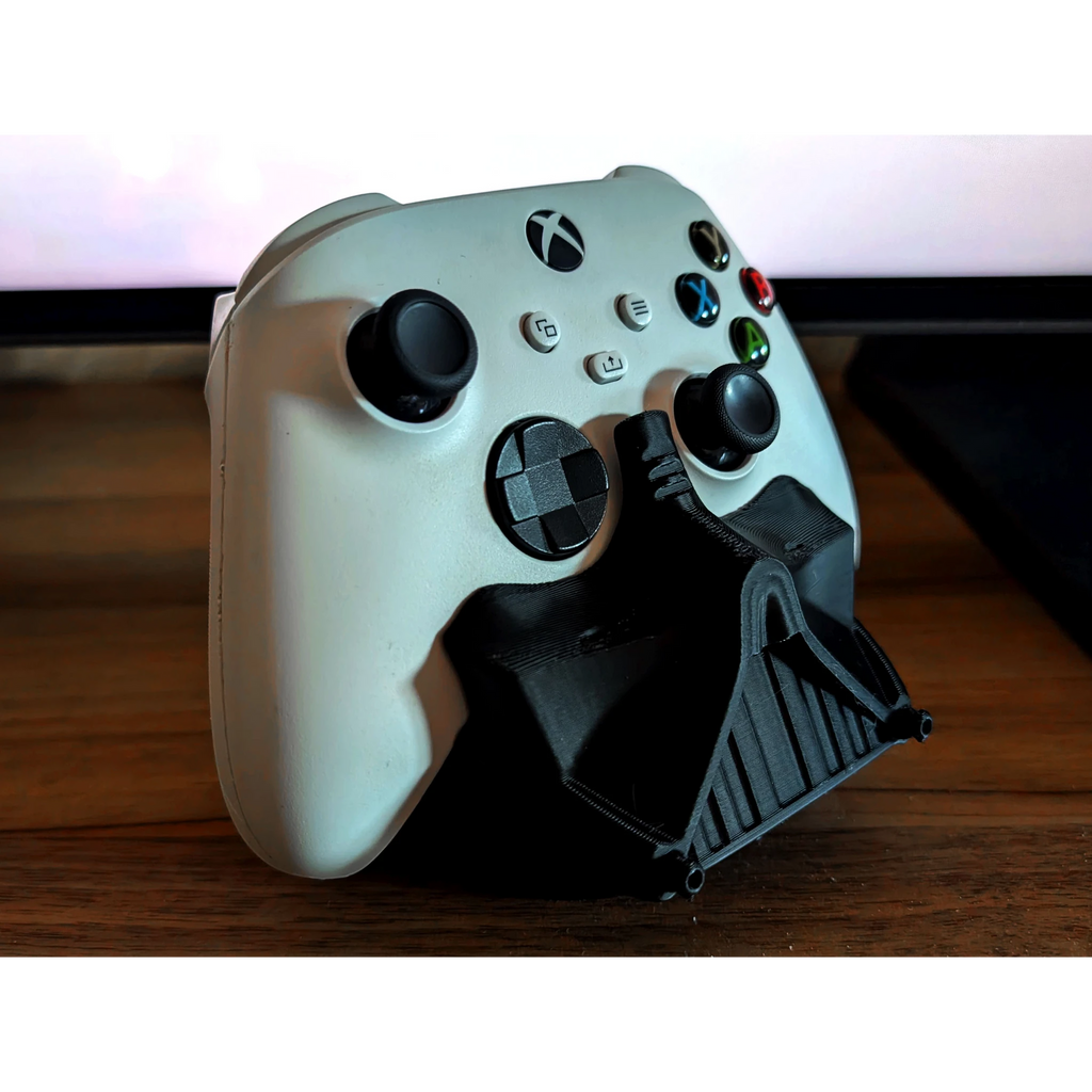 Magicland 3D Darth Vader temalı beyaz Xbox oyun kumandası standı. Siyah 3D baskı.