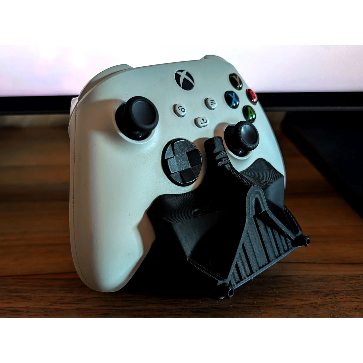 Magicland 3D Darth Vader temalı beyaz Xbox oyun kumandası standı. Siyah 3D baskı.