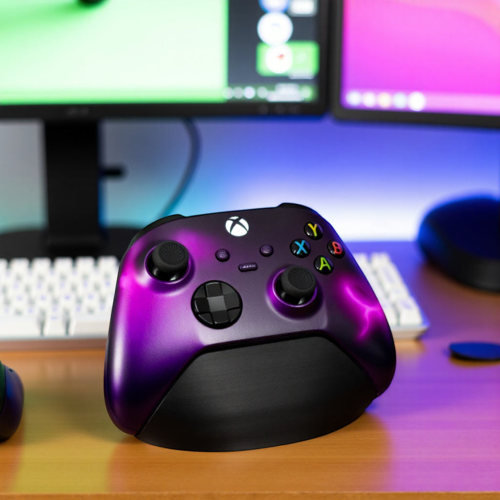Magicland 3D mor ve siyah renkli, şimşek desenli Xbox kontrolcü standı. Oyun kurulumu için ideal.