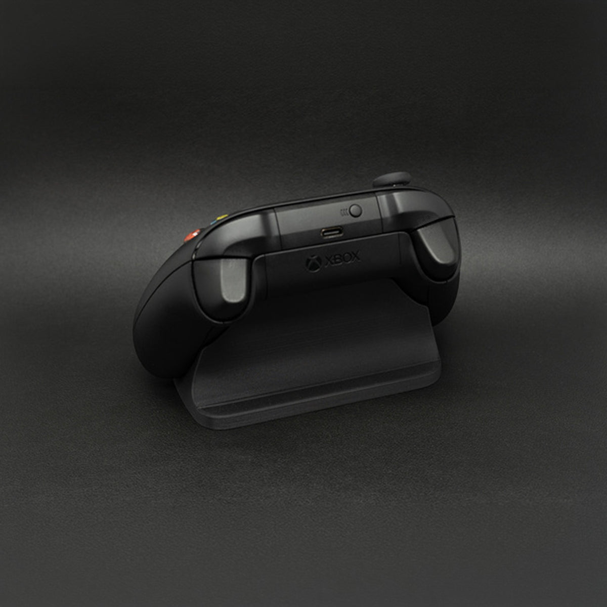 Magicland 3D siyah Xbox kontrolcü standı, sade ve fonksiyonel tasarım, gaming setup aksesuarı.