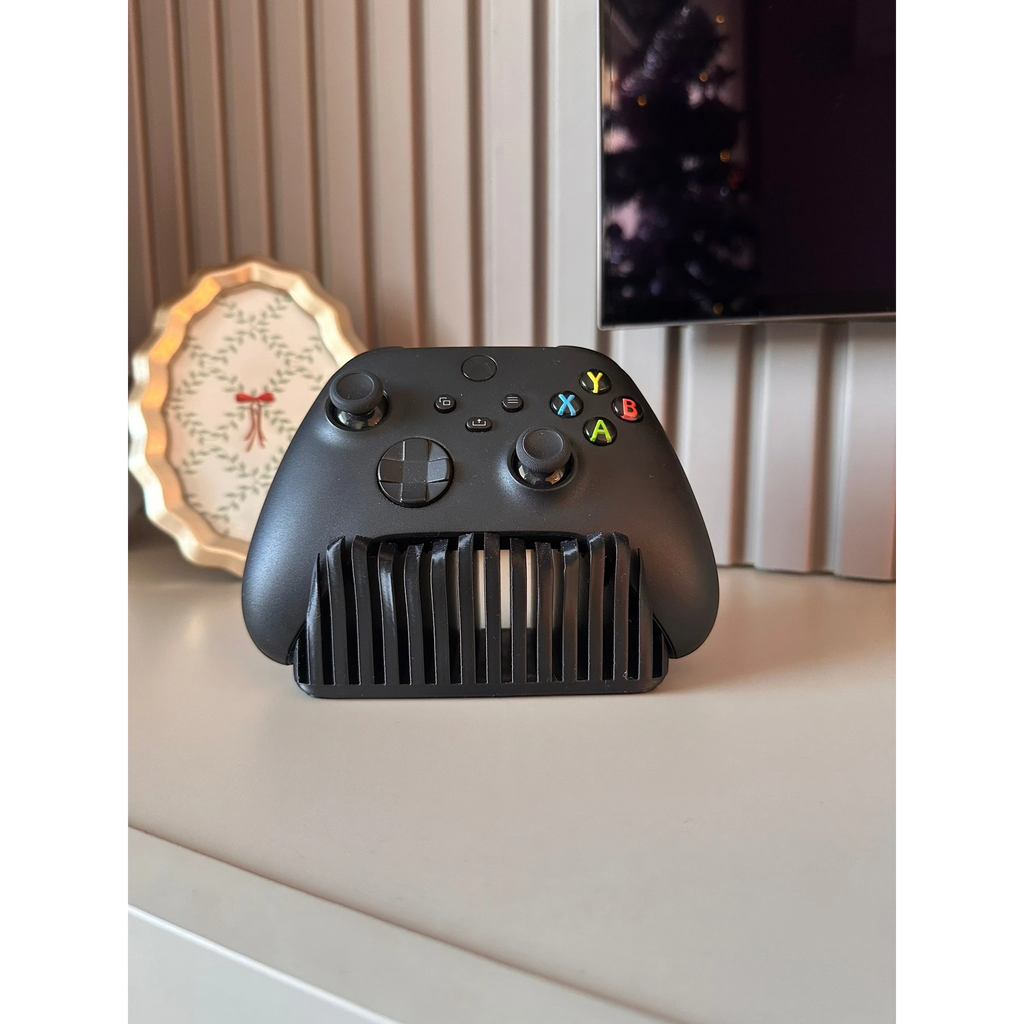 Magicland 3D siyah Xbox kontrolcü standı, modern ve minimalist tasarım, oyun aksesuarları için ideal.