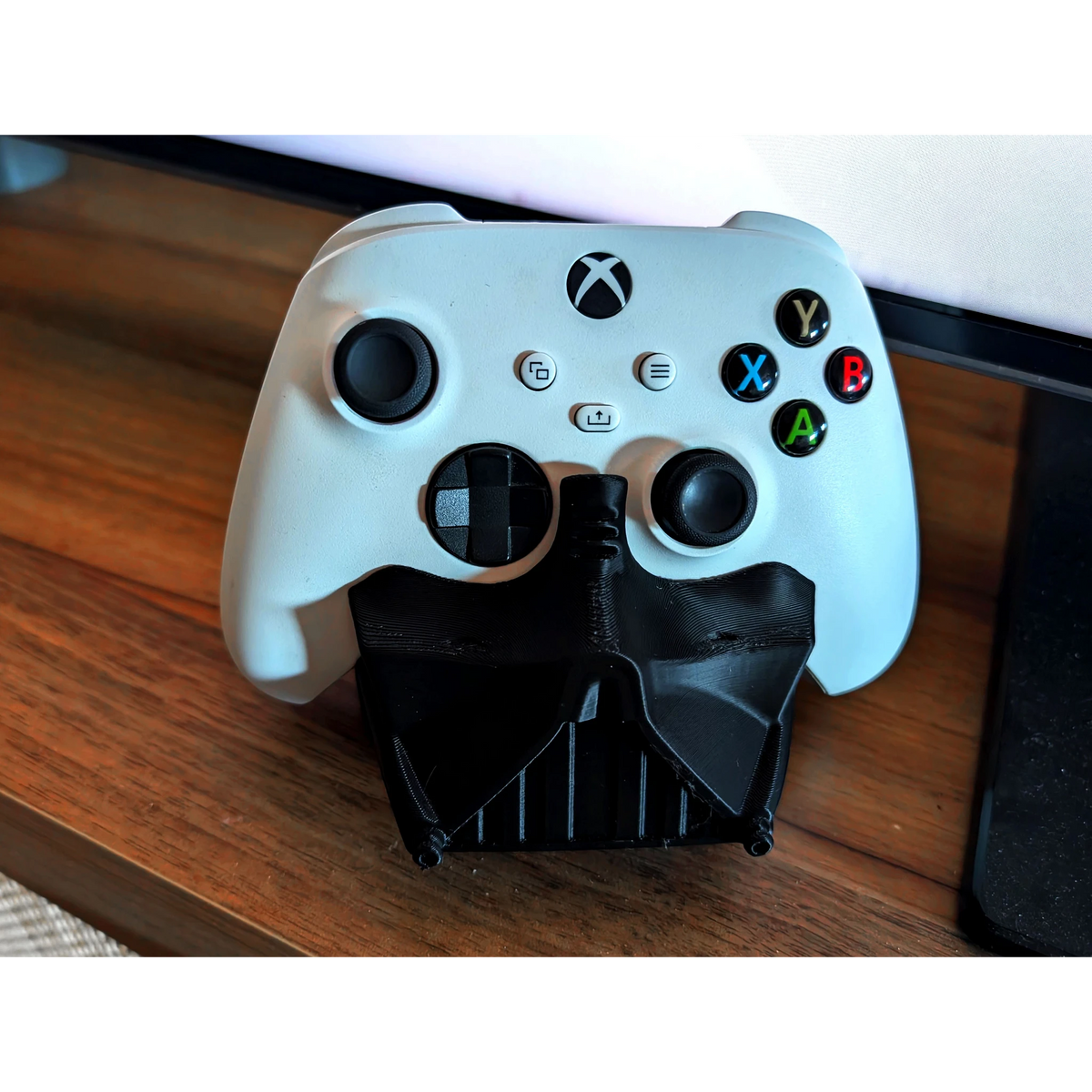 Magicland 3D Darth Vader temalı beyaz Xbox oyun kumandası standı, siyah 3D baskı.
