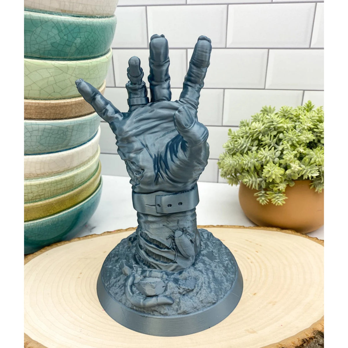 Magicland 3D'den zombi eli şeklinde gri 3D baskı standı, üzerinde böcek detayları ve kemerli.
