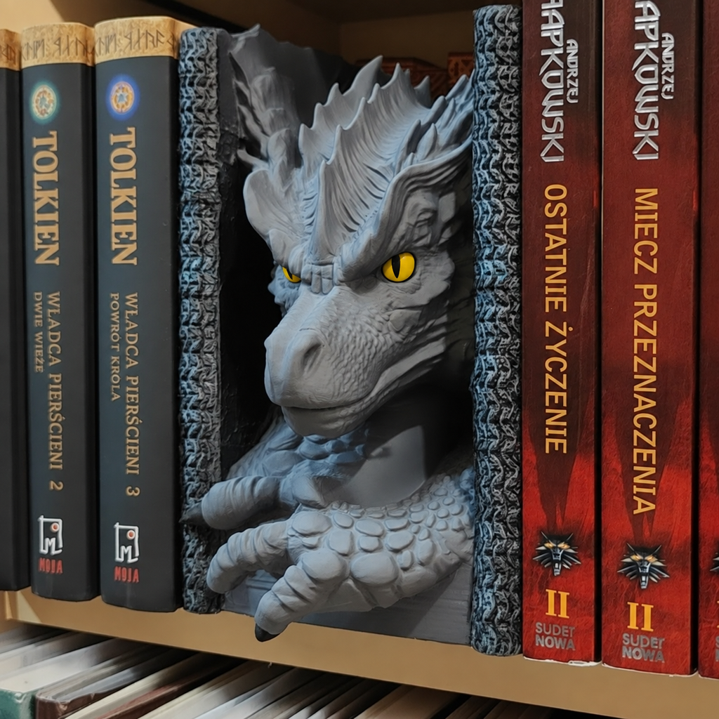 Magicland 3D gri Ejderha Kitap Tutucu; tek renk sarı irisler ve siyah göz bebekleri, diğer yandan görünüm.