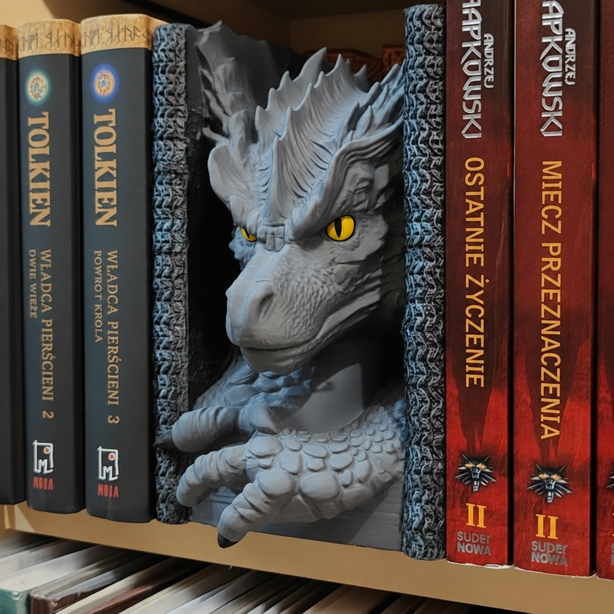 Magicland 3D gri Ejderha Kitap Tutucu; tek renk sarı irisler ve siyah göz bebekleri, diğer yandan görünüm.