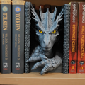 Magicland 3D gri Ejderha Kitap Tutucu; tek renk sarı irisler ve siyah göz bebekleri, önden görünüm.