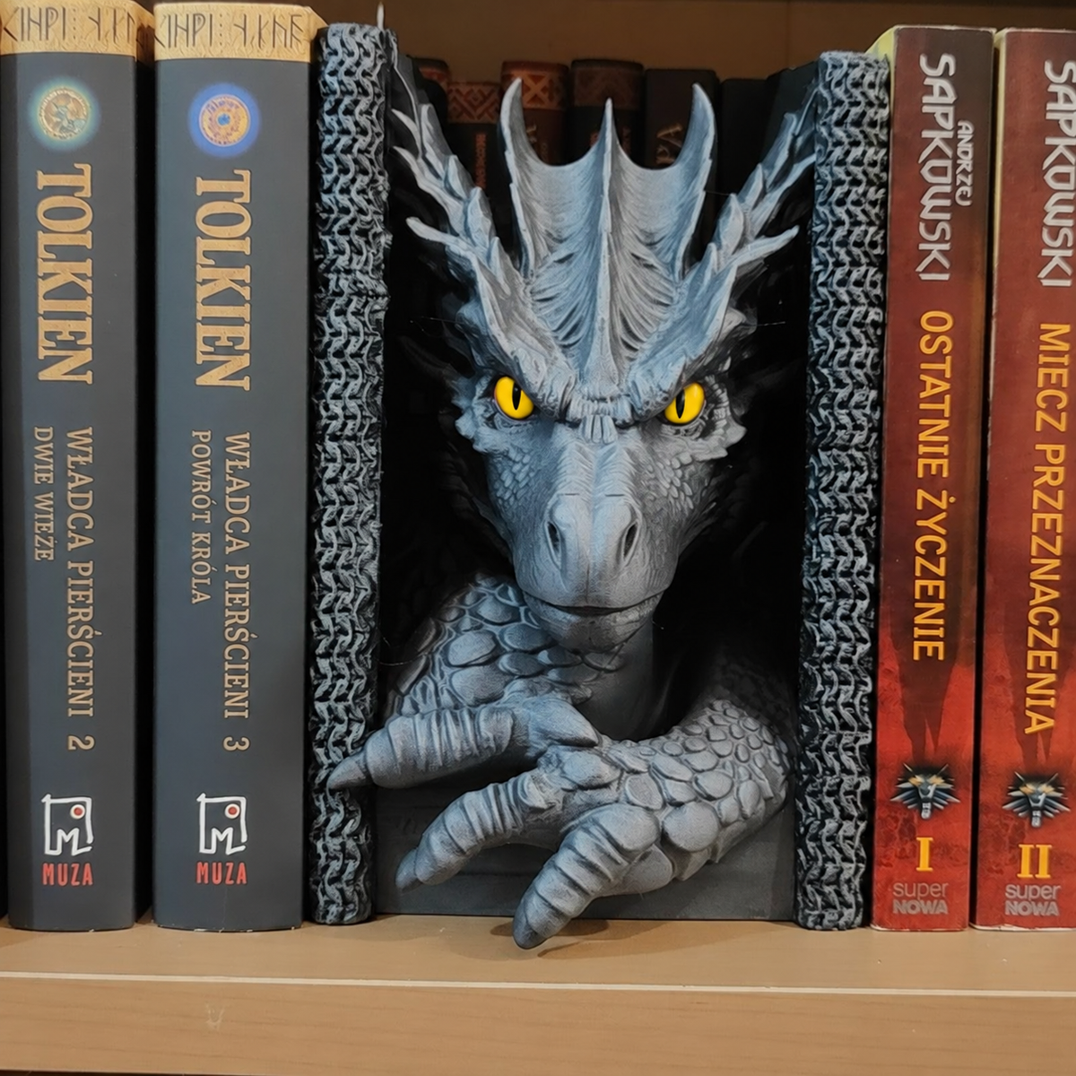 Magicland 3D gri Ejderha Kitap Tutucu; tek renk sarı irisler ve siyah göz bebekleri, önden görünüm.