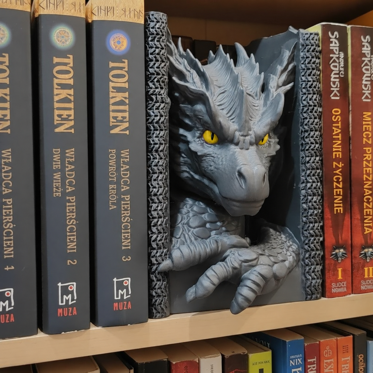 Magicland 3D gri Ejderha Kitap Tutucu; tek renk sarı irisler ve siyah göz bebekleri, yandan görünüm.