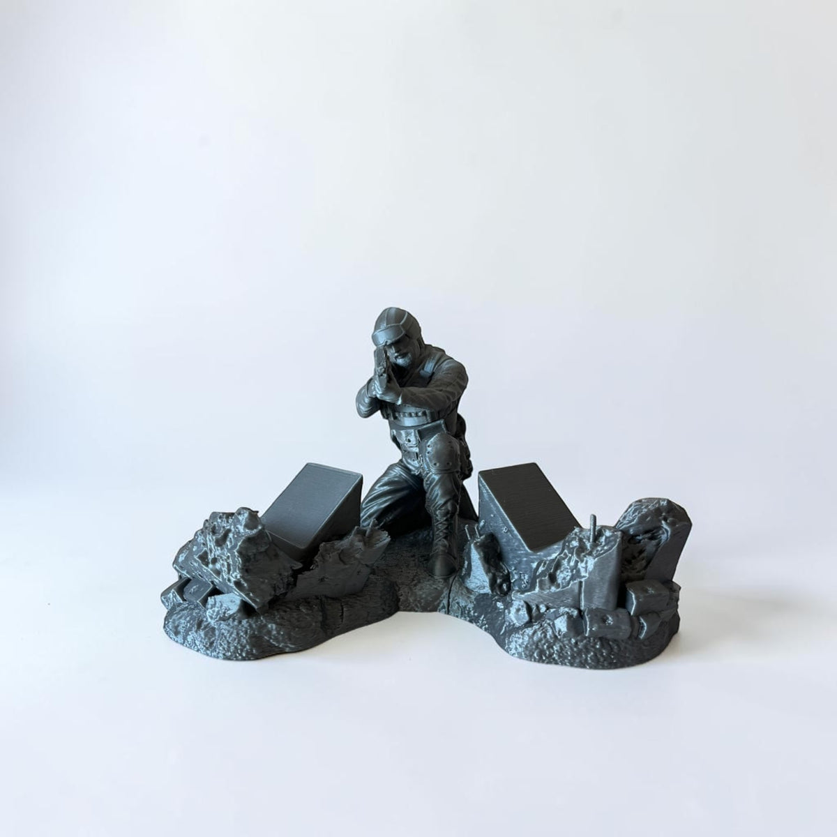 Magicland 3D Asker Figürlü Kol Standı, grey resin, soldier figure with rifle on rubble base, unique collectible display