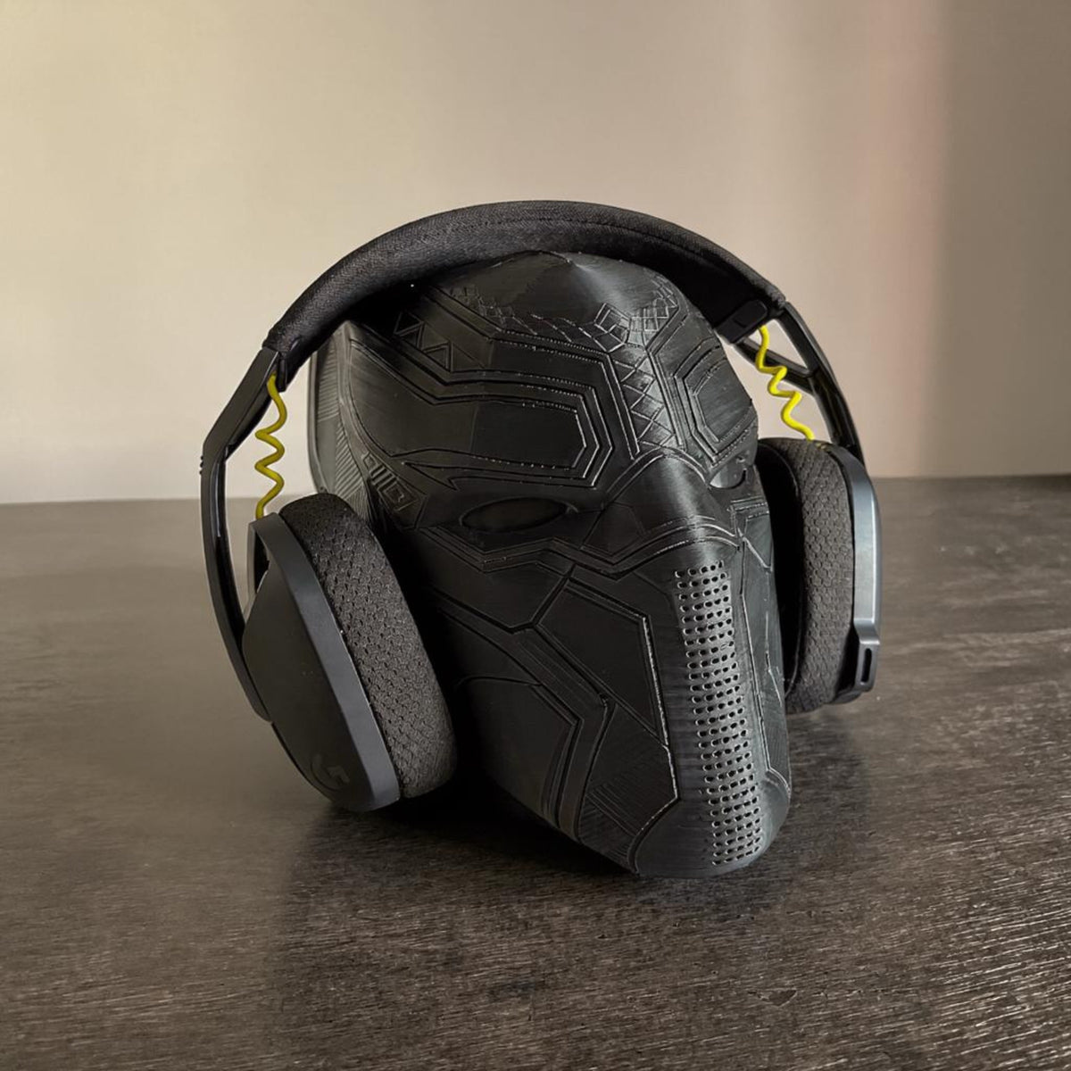 Black Panther mask headphone stand by Magicland 3D, black 3D printed stand with intricate mask details.