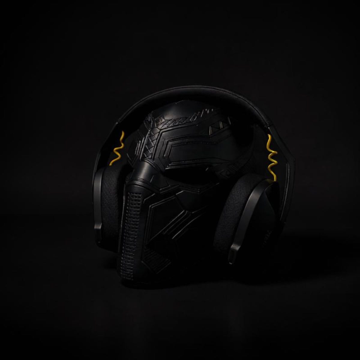 Magicland 3D Black Panther mask headphone stand with yellow accents, ideal for gaming setups.