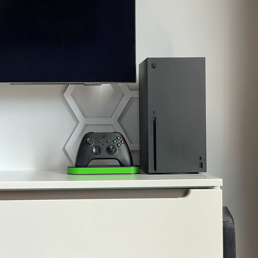 Magicland 3D minimalist green controller stand for Xbox Series X/S, with black controller and console.