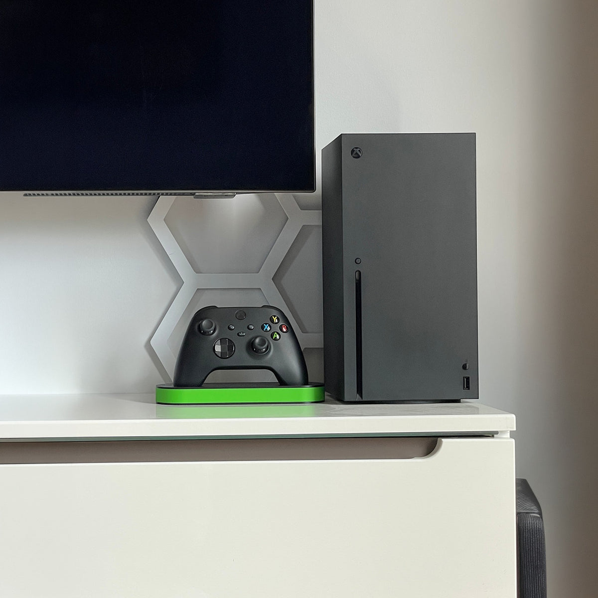 Magicland 3D minimalist green controller stand for Xbox Series X/S, with black controller and console.