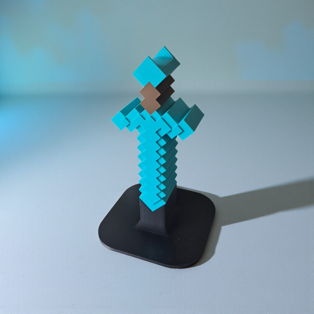 Magicland 3D Minecraft elmas kılıcı temalı kulaklık standı, mavi ve kahverengi renklerde, 3D baskı.