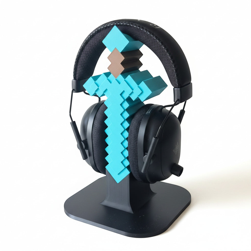 Magicland 3D Minecraft temalı mavi elmas kılıç kulaklık standı, siyah kulaklıkları sergiliyor.
