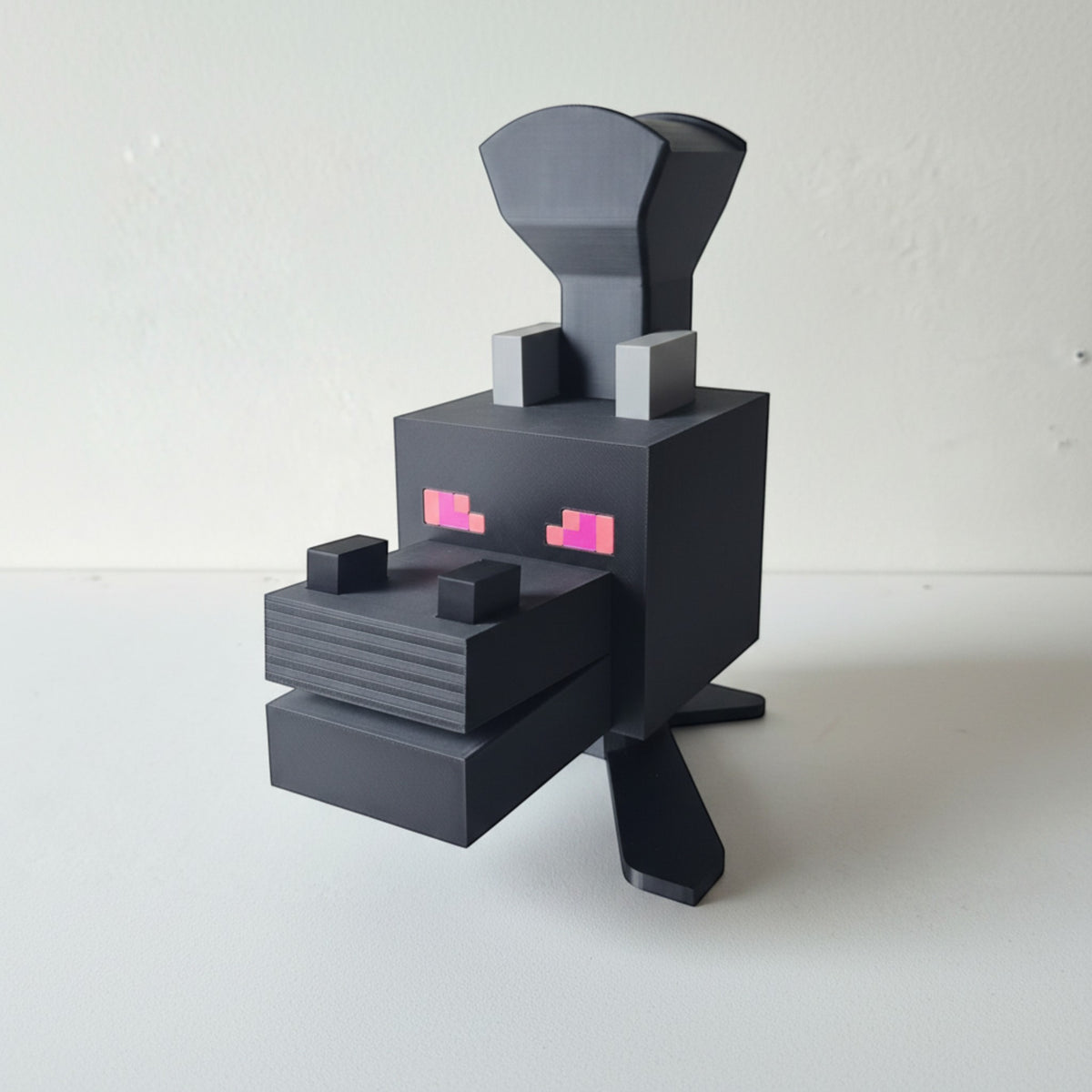 Magicland 3D Minecraft temalı siyah kulaklık standı, pembe gözlü ve gri detaylı.
