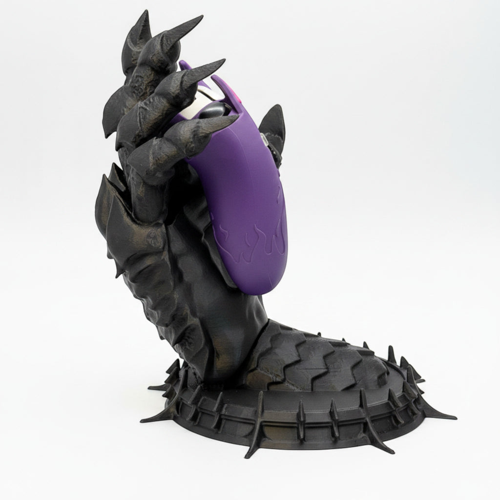 Magicland 3D'den Sauron'un pençesi şeklinde, mor renkli, alev detaylı bir oyun kumandası tutucu.
