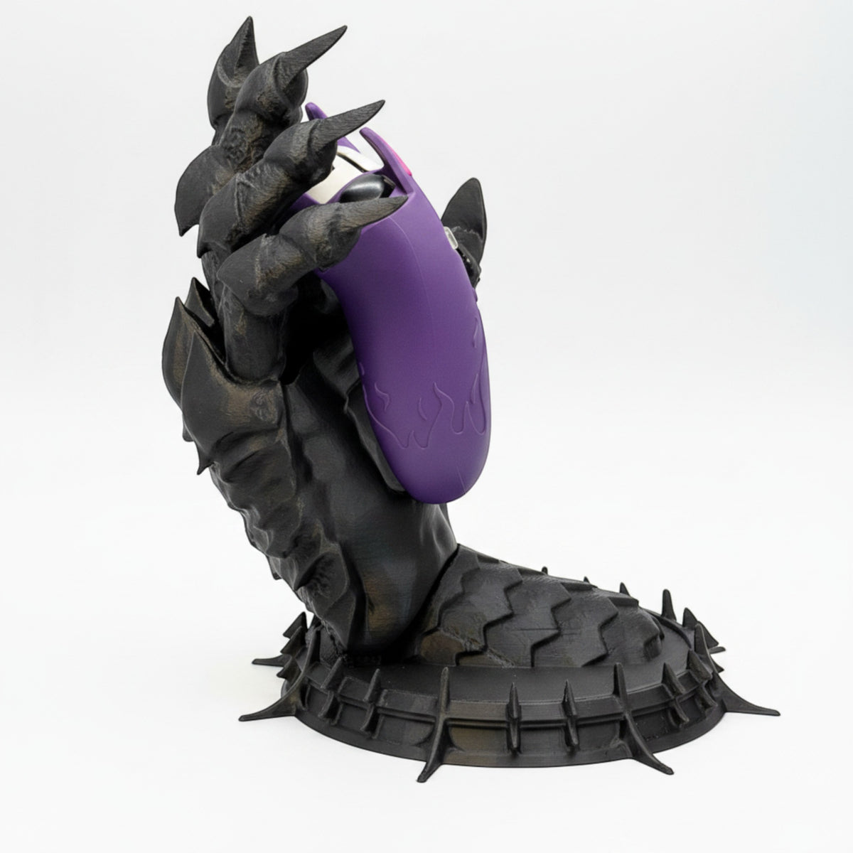 Magicland 3D'den Sauron'un pençesi şeklinde, mor renkli, alev detaylı bir oyun kumandası tutucu.