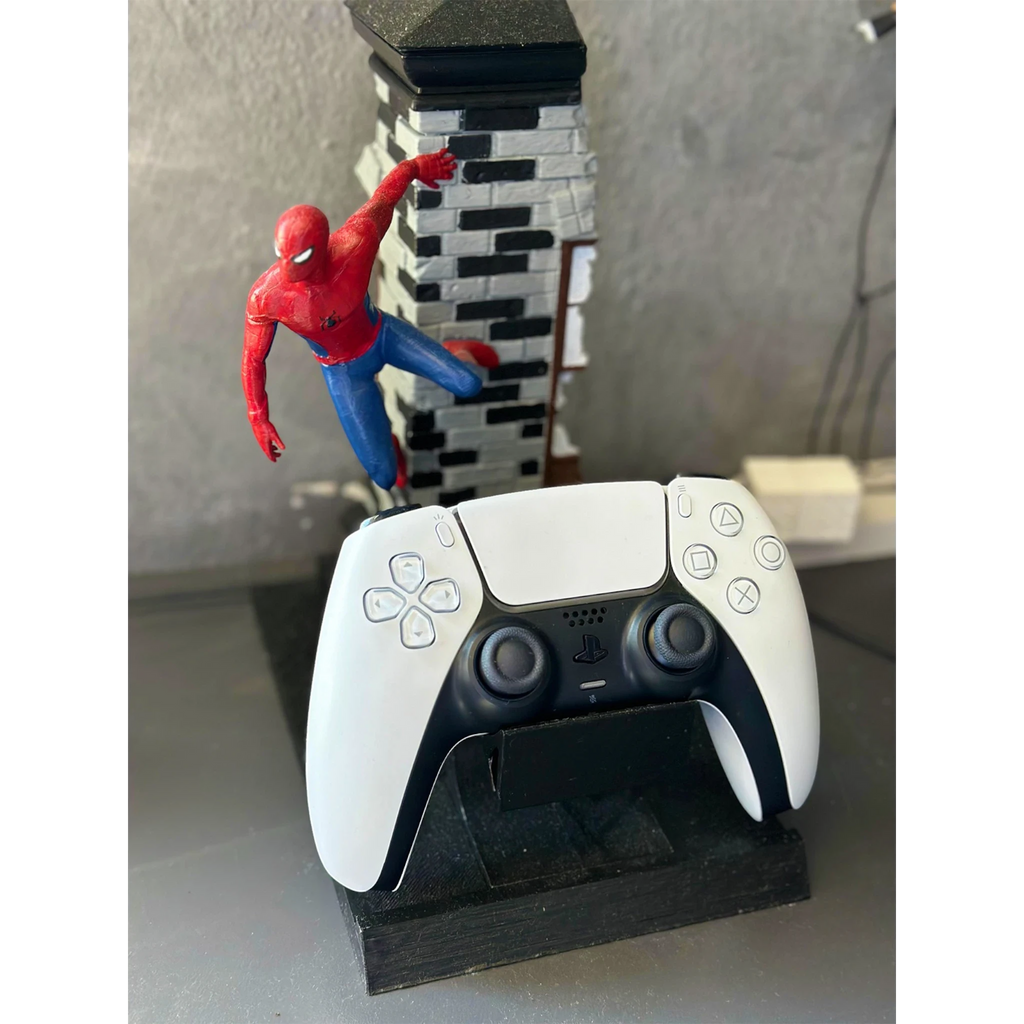 Magicland 3D Spiderman temalı beyaz PS5 kontrolcü standı, oyun odası dekorasyonu için ideal.