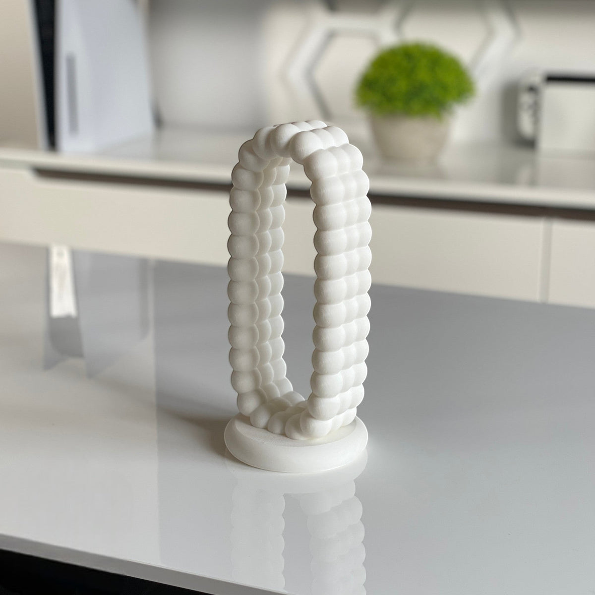 Magicland 3D white bubble design headphone stand, unique oval shape, perfect for desktop organization.
