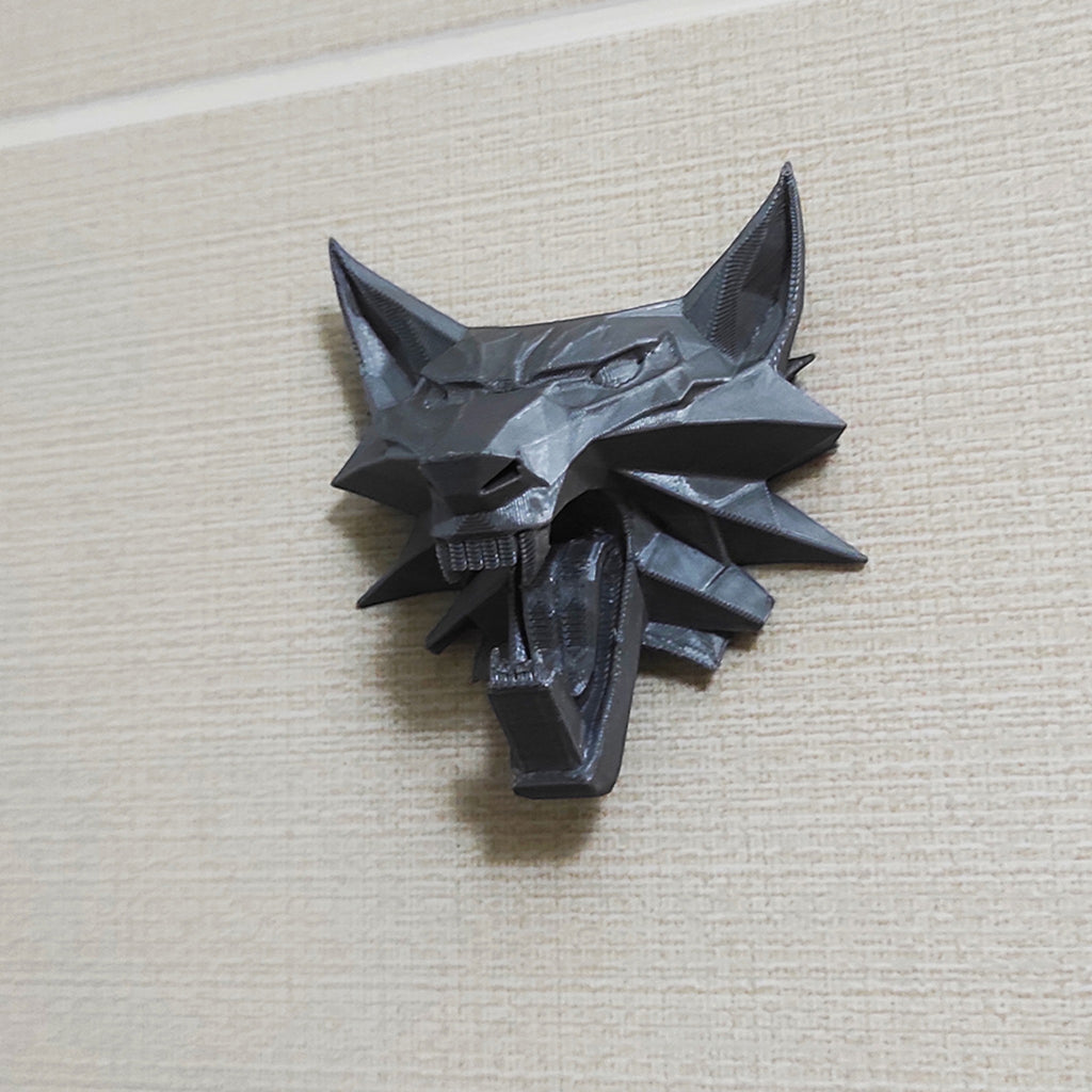 Magicland 3D Witcher wolf head wall hook, grey 3D printed plastic, ideal for towels or coats.