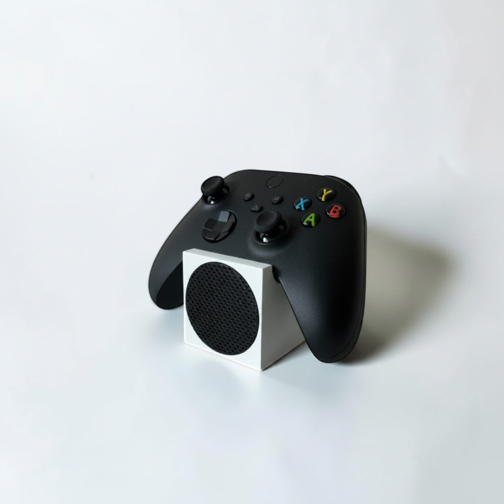 Magicland 3D white stand for Xbox Series S console, holding a black controller.