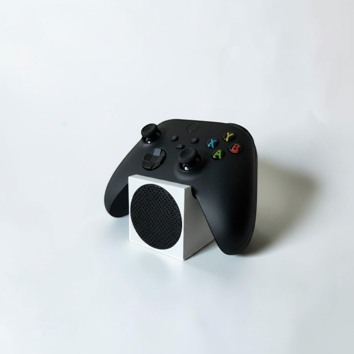 Magicland 3D white stand for Xbox Series S console, holding a black controller.